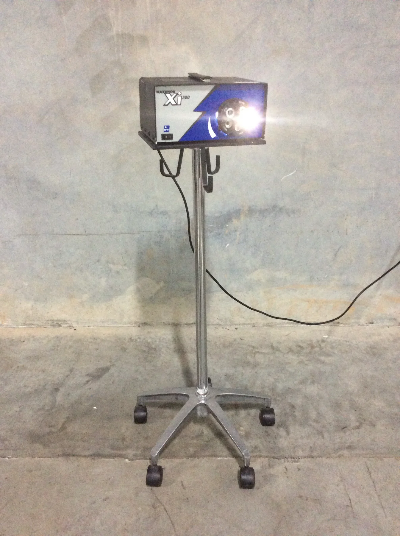 GMD # 10837: BFW MAXENON Xi 300 Light Source
